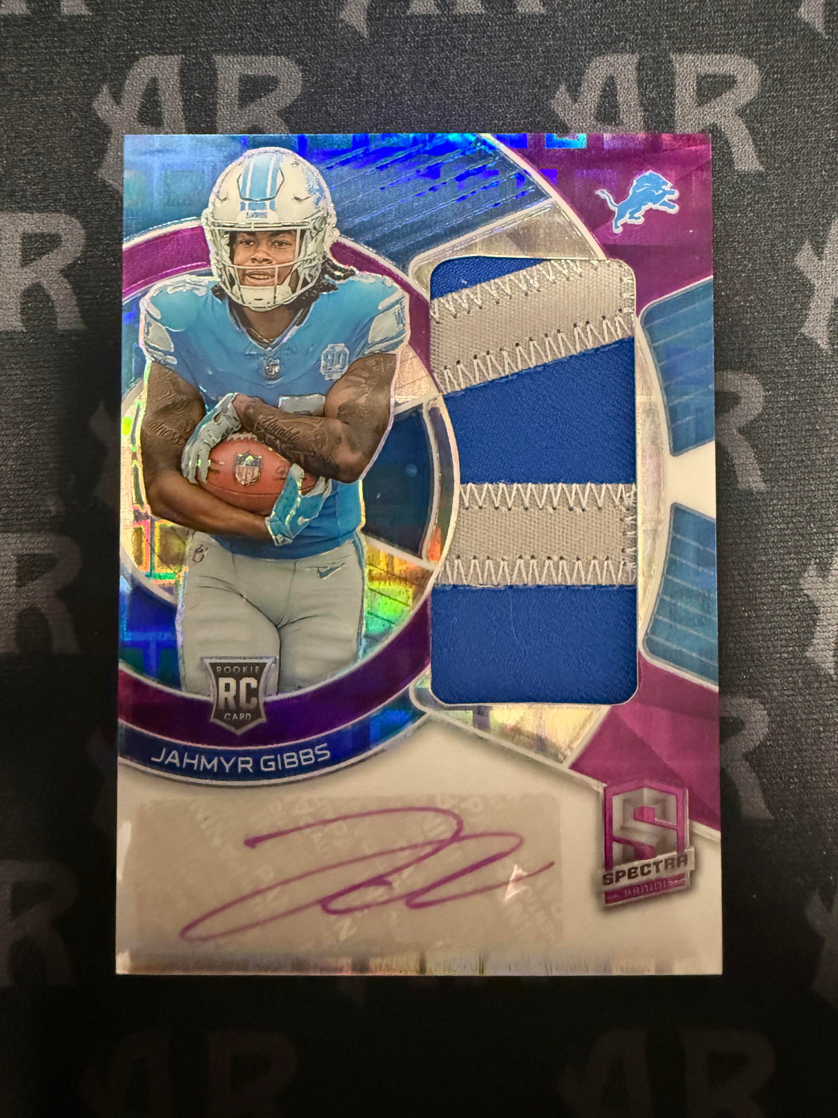 2023 Panini Spectra Jahmyr Gibbs Radiant Rookie Patch Signatures Neon Purple /30