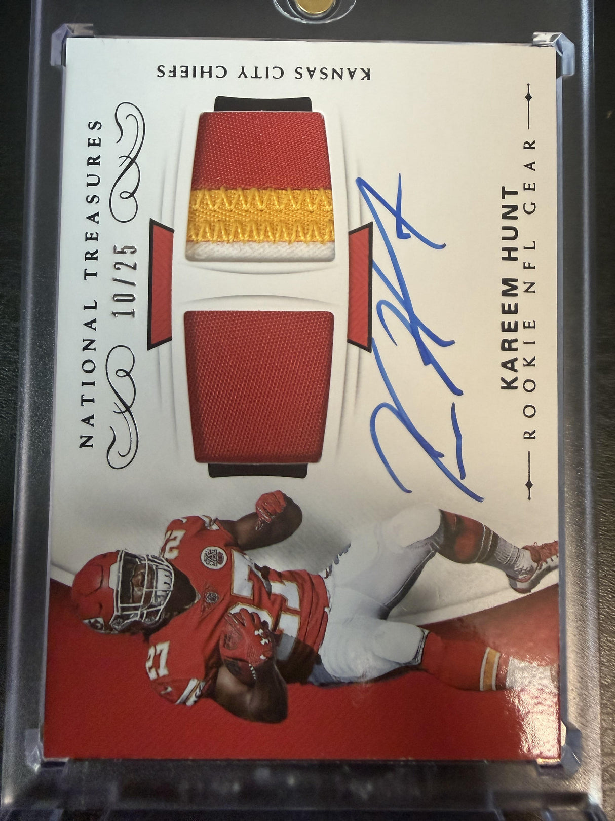 2017 National Treasures Kareem Hunt Rookie NFL Gear Signature Prime /25